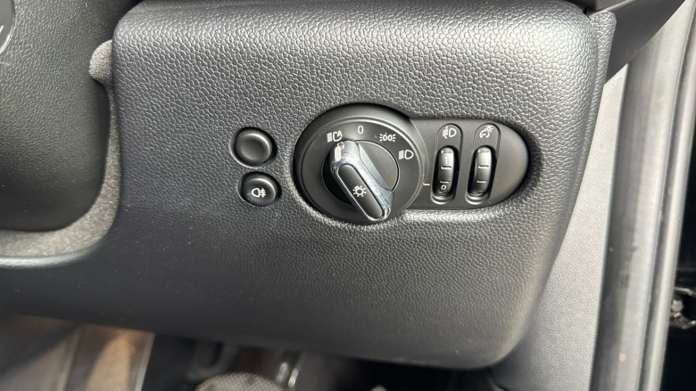 MINI Hatchback 1.5 Cooper Classic 3dr Auto [Comfort/Nav Pack] Petrol Hatchback